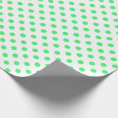 Papier Cadeau Point Polka vert pâle sur un espace blanc moyen (Coin)