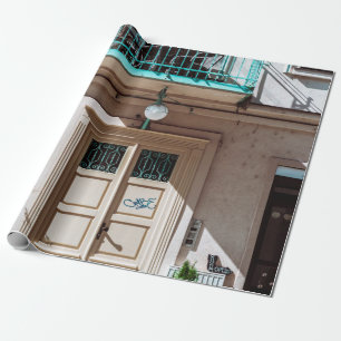 Papier Cadeau Porte en bois Brown sur bâtiment en béton blanc