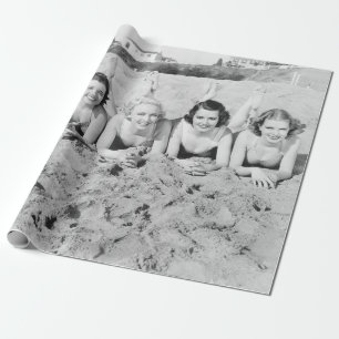 Papier Cadeau Portrait de cinq jeunes femmes allongées sur la pl