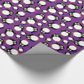 Papier Cadeau pourpre mignon de pingouin de bande dessinée (Coin)