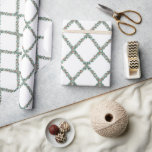 Papier Cadeau Preppy Christmas Trellis<br><div class="desc">Ce design amusant de preppy dispose d'un treillis vert de jardin en diamant de Noël avec des baies rouges.</div>