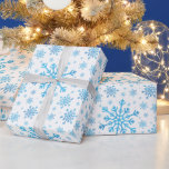 Papier Cadeau Pretty Blue Christmas Snowflakes en hiver<br><div class="desc">De taille mixte,  de jolis flocons de neige bleus sont éparpillés tout au long de ce motif saisonnier de Noël. Ce joli design festif avec un arrière - plan blanc hivernal est sûr de plaire à tout âge et parfait pour quiconque aime les motifs doux et délicats de Noël.</div>