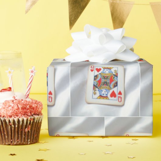 Papier Cadeau Queen of Hearts On White Satin Fabric (Fête d'anniversaire)