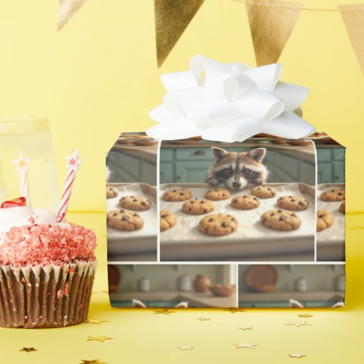 Papier Cadeau Raccoon Regardant Les Cookies De Chip De Chocolat (Fête d'anniversaire)