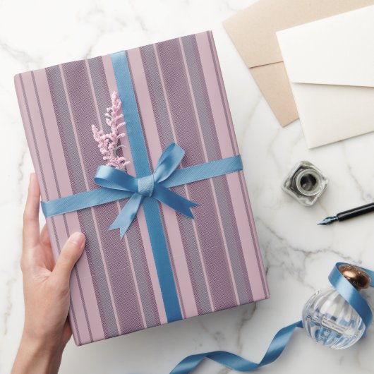 Papier Cadeau Rayures grises cramoisies en chevron (Cadeaux)