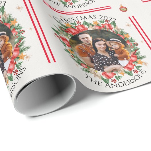 Papier Cadeau Red Florals Family Photo Joyeux Noël (Coin rond)