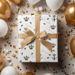 Papier Cadeau Reine abeille élégante Couronne dorée Blanche<br><div class="desc">Ce papier d'emballage Reine abeille élégante Couronne dorée Blanche présente un motif dessiné à la main d'une reine abeille royale et de sa couronne dorée, entouré d'abeilles à miel bourdonnantes et du texte "Reine abeille" écrit élégamment à la main en couleur dorée, le tout sur un fond blanc propre. Parfait...</div>