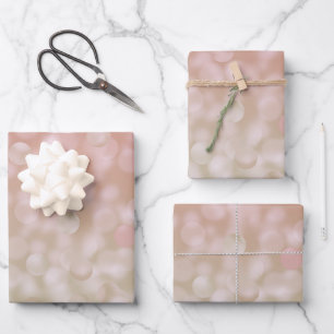 Papier cadeau rose et crème à effet bokeh