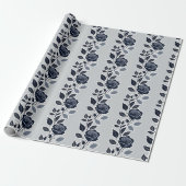 Papier Cadeau Roses Bleus Foncés Avec Des Feuilles Argentées (Déroulé)