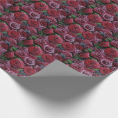 Papier Cadeau Roses Rouge Foncé Froides Sur Une Grave (Coin)