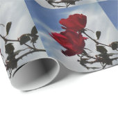 Papier Cadeau Roses rouges contre un ciel bleu vif (Coin rond)