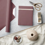 Papier Cadeau Rumeurs rouge couleur solide<br><div class="desc">Papier d'emballage couleur solide dans une grande variété de couleurs pour tous vos cadeaux de mariage et de douche. Les couleurs pour 2025 sont foncées et audacieuses et c'est ce que vous trouverez dans mes derniers designs avec des noms de couleurs de différentes entreprises de design.</div>
