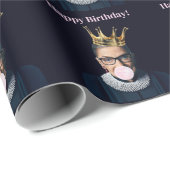 Papier Cadeau Ruth Ginsburg couronne rose gomme Joyeux anniversa (Coin rond)