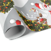 Papier Cadeau Santa claus and reindeer behind a christmas tree.j (Coin rond)