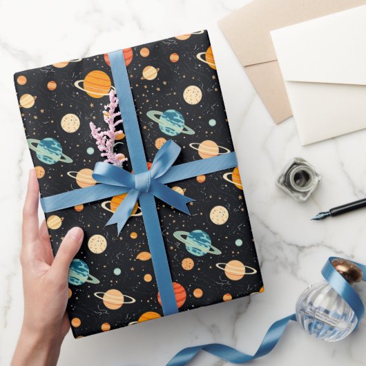 Papier Cadeau Saturne et étoiles en jeu Motif sur noir (Cadeaux)