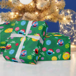 Papier Cadeau Sesame Street Christmas Tree Motif<br><div class="desc">Éclairez votre saison de vacances avec ce graphique motif sur le thème des vacances de Sesame Street ! Avec des personnages préférés comme Elmo, Grover, Big Bird et Cookie Monster, tous portant des chapeaux de Noël festifs, ce design apporte une ambiance amusante et joyeuse à tout projet. L'arrière - plan...</div>