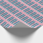 Papier Cadeau Skis bleus sur papier d'emballage de Noël rose. (Coin)
