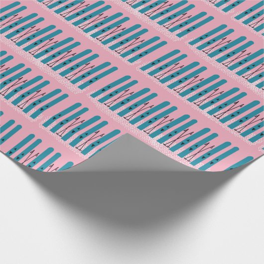 Papier Cadeau Skis bleus sur papier d'emballage de Noël rose. (Coin)