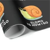 Papier Cadeau Slomo Est Comment Je Passe Funny Snail Pun Dark BG (Coin rond)