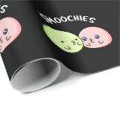 Papier Cadeau Smoochies Drôle Baiser Mochi Pun Dark BG (Coin rond)
