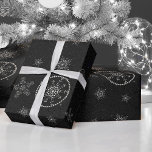 Papier Cadeau Snowflakes Parties scintillant Black Christmas Chi<br><div class="desc">Un modèle de papier d'emballage de Noël au pays des merveilles hivernales avec des flocons de neige avec des strass et un thème de parties scintillant (ce sont des effets numériques, pas de vraies parties scintillant ou strass!). Elégant, festif et classe, il égaye vos cadeaux. L'arrière - plan est conçu...</div>