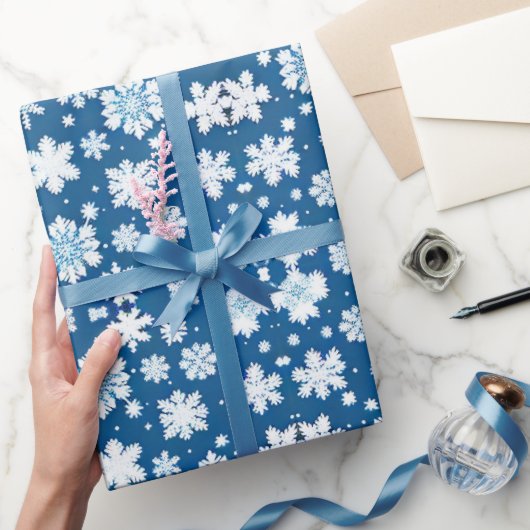 Papier Cadeau Snowflakes répétant le motif blanc bleu (Cadeaux)