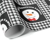 Papier Cadeau Snowman avec Red Bowtie Black Buffalo Plaid Trier (Coin rond)