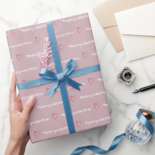 Papier Cadeau Sois mon Valentin Minimal Monogramme de cœurs rose