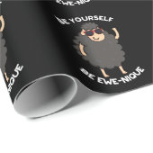 Papier Cadeau Soyez Ewenique Funny Sheep Pun Dark BG (Coin rond)