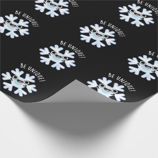 Papier Cadeau Soyez unique Funny Snowflake Pun Dark BG (Coin)