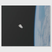 Papier Cadeau Spacewalking d'astronaute au-dessus de la terre (Plat)