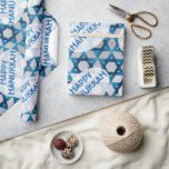 Papier Cadeau Star bleue de David Motif / Happy Hanoukka<br><div class="desc">Une étoile juive de David motif dans les tons bleus avec un arrière - plan gris pâle avec le texte qui dit, "Happy Hanoukka" décore ce papier d'emballage. Il fait partie d'un ensemble de fournitures d'emballage cadeau qui comprend également du papier de tissu, 2 tailles différentes de ruban, petits, moyens...</div>