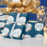 Papier Cadeau Tidings of Comfort & Joy Christmas<br><div class="desc">Ce joli papier d'emballage cadeau de Noël présente un graphique d'une couronne de vacances décorée d'un poinsettia rose et d'une guirlande. La couronne est accentuée par le texte "Tidings of Comfort and Joy" sur un arrière - plan bleu foncé avec un motif à points subtils. Le mot "joie" apparaît grand...</div>