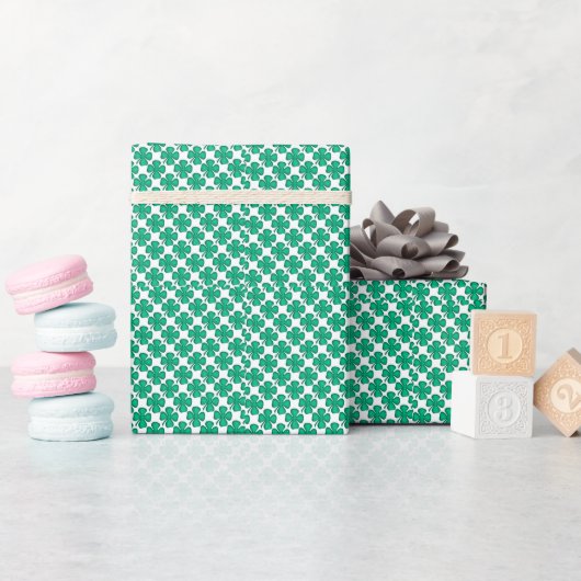 Papier Cadeau Tiny Four Leaf Clovers papier d'emballage brillant (Baby Shower)