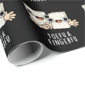 Papier Cadeau Toefu Fingerfu Drôle Nourriture Tofu Pun Dark BG (Coin rond)