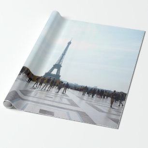 PAPIER CADEAU TOUR EIFFEL DERRIÈRE UN BÂTIMENT EN BÉTON