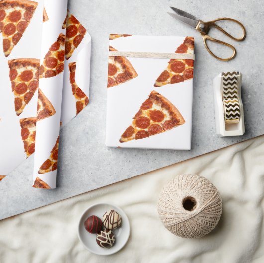 Papier Cadeau Tranche de pizza pepperoni classique de SlipperyJo (Artisanat)