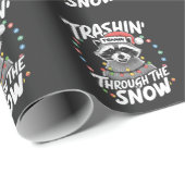 Papier Cadeau Trashing Through the Snow Funny Raccoon Christmas (Coin rond)