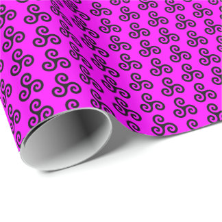 Papier Cadeau Triskele à trois spirales célestes noir sur rose