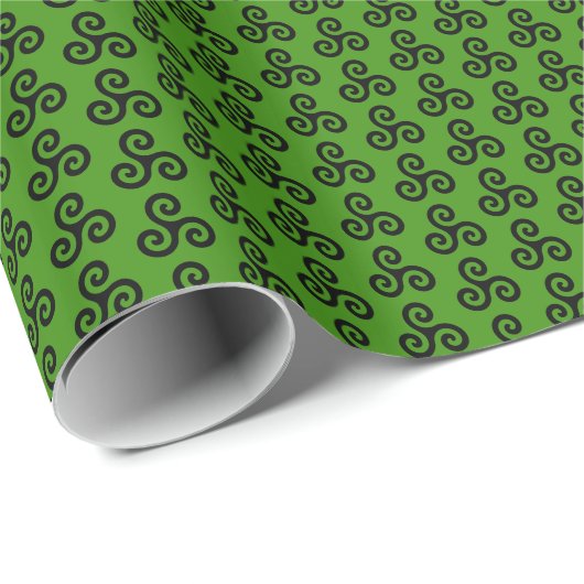 Papier Cadeau Triskele à trois spirales celtique noir sur vert (Coin rond)