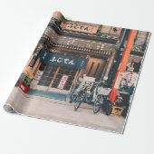 PAPIER CADEAU TROIS BICYCLETTES PARKÉES DEVANT L'ÉDIFICE (Déroulé)