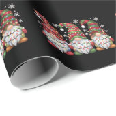 Papier Cadeau Trois Buffles Gnomes Plaid Red Christmas (Coin rond)