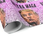 PAPIER CADEAU TRUMP KISS ULTRA MAGA CHRISTMAS LIVRE<br><div class="desc">TRUMP KISS PARTIES SCINTILLANT ROSE ULTRA MAGA PAPIER À REPASSER</div>