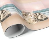 Papier Cadeau Un chat à rayures plus mignon assis sur la plage a (Coin rond)