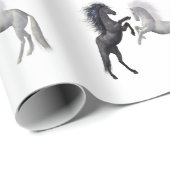 Papier Cadeau Un cheval noir et blanc qui se bat (Coin rond)