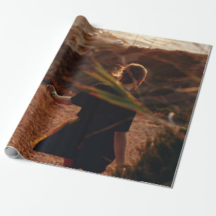 Papier Cadeau Une femme marchant sur la pierre