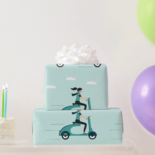 Papier Cadeau Une Femme Sur Un Papier À Envelopper De Scooter