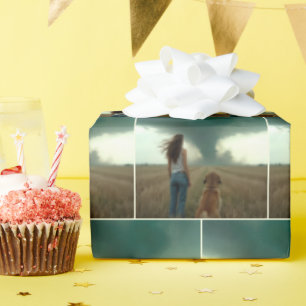 Papier Cadeau Une jeune femme et un chien regardent une tornade