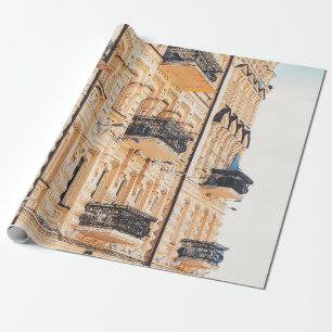 Papier Cadeau Une vieille maison jaune aux balcons en fer forgé.