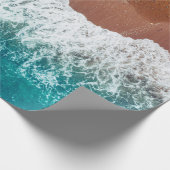 Papier Cadeau Vague d'océan sur une plage de sable, vue arrière  (Coin)